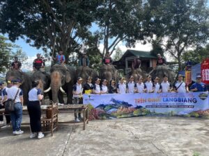 Đoàn khách du lịch tham quan Vân Long Hồ Lắk