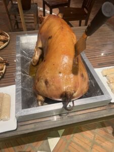 Heo đồng bào nướng nguyên con tại Hồ Lắk